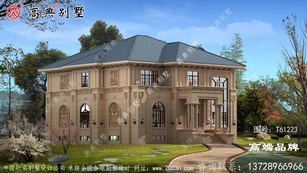 屋顶错落有致配蓝琉璃瓦，突出别墅的清新自然感